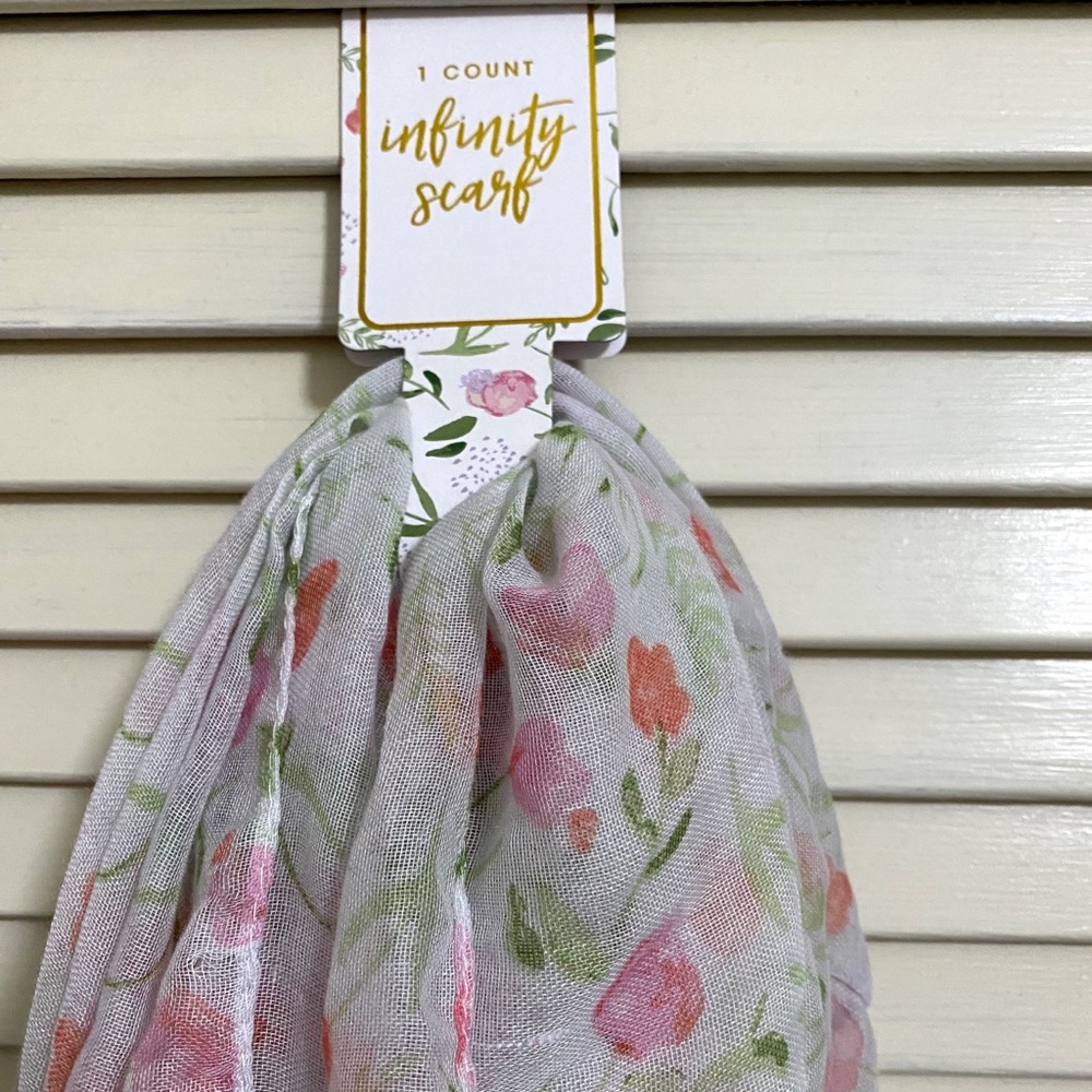 Floral infinity scarf - Picture 3 of 3